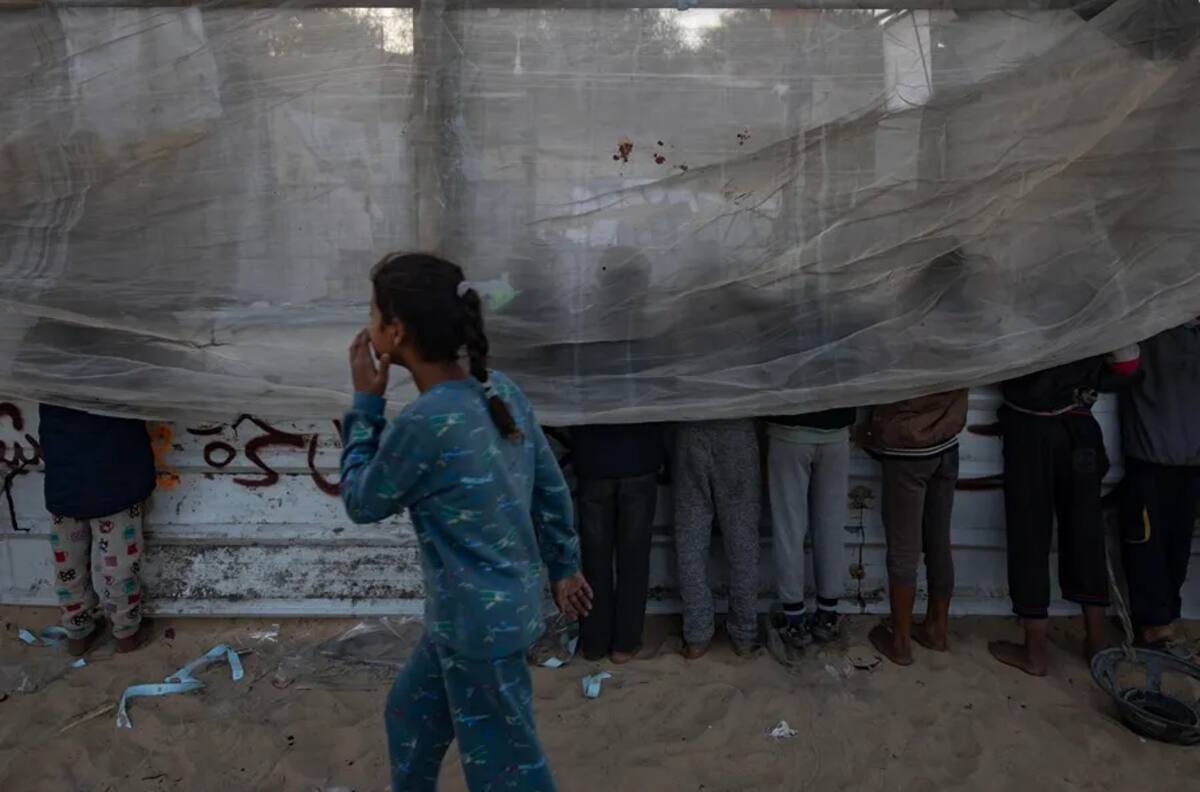 Niños observan la zona tras un bombardeo israelí en Gaza. / EFE/-PA-Haitham Imad