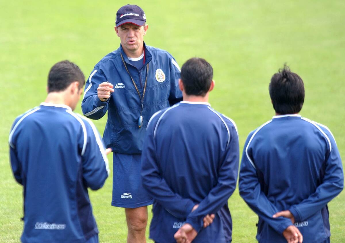 Mexico coach Javier Aguirre talks to his players during a training session at Fukui Stadium in Fukui, Japan, Wednesday, May 29, 2002. The Mexican soccer team is in Group G of the FIFA 2002 World Cup with Italy, Ecuador and Croatia. (AP Photo/Walter Astrada)