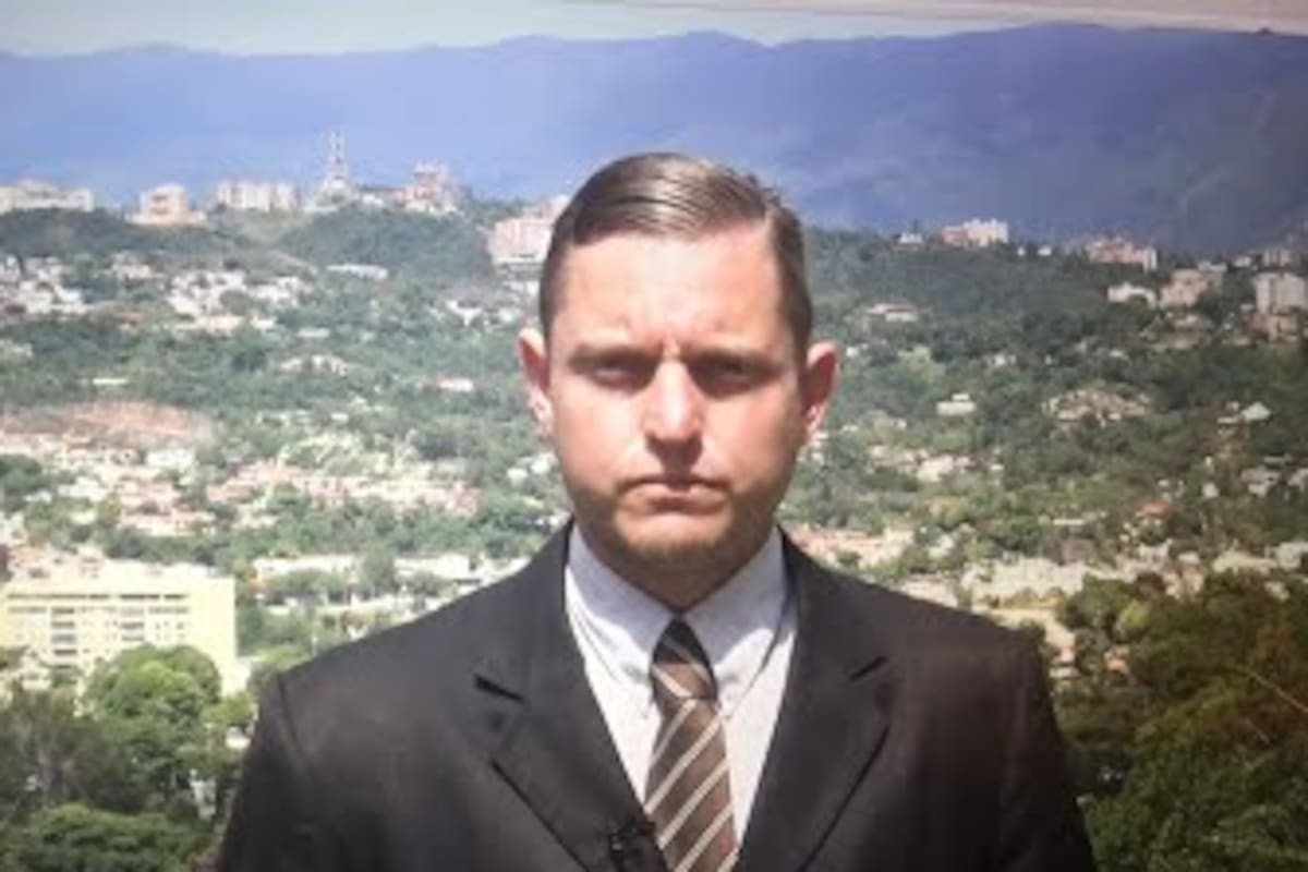 Reportan que periodista venezolano fue sacado de su casa por presuntos funcionarios de la policía política en Venezuela y lo liberan casi dos horas después
