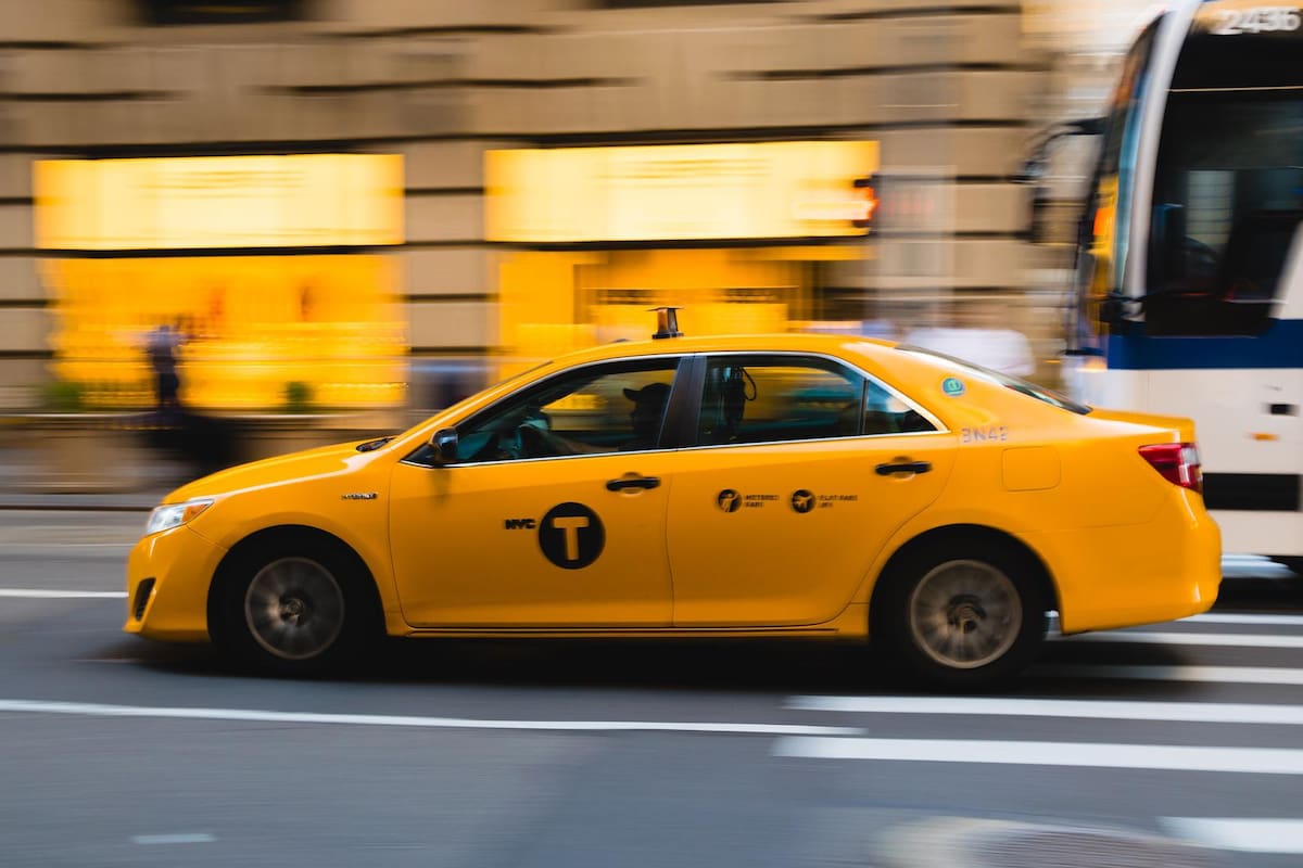 Taxista se sube a banqueta y atropella a peatones antes de estrellarse en Nueva York; hay varios heridos de gravedad