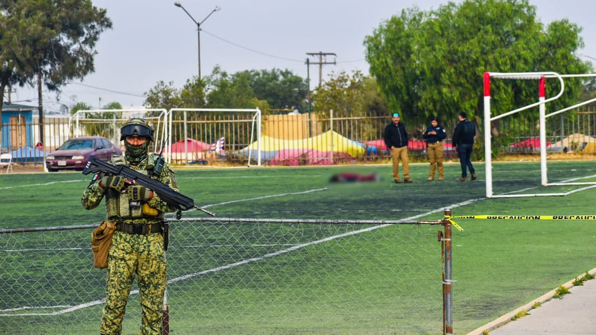 Localizan a persona sin vida en una cancha de fútbol en colonia Salvatierra