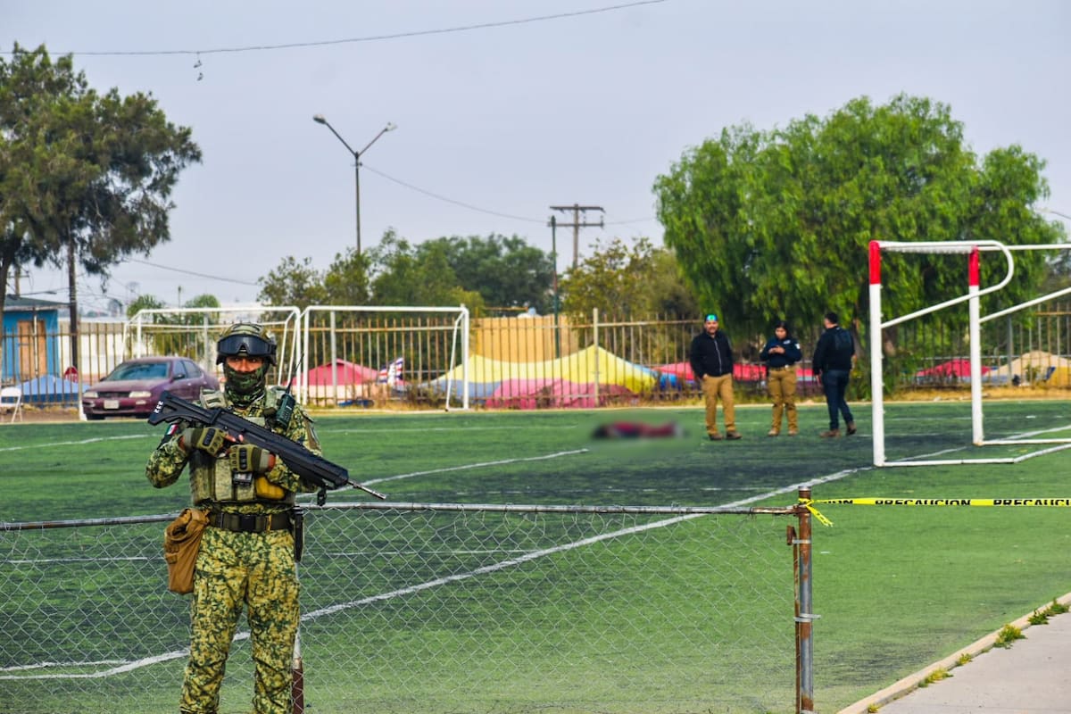 Localizan a persona sin vida en una cancha de fútbol en colonia Salvatierra