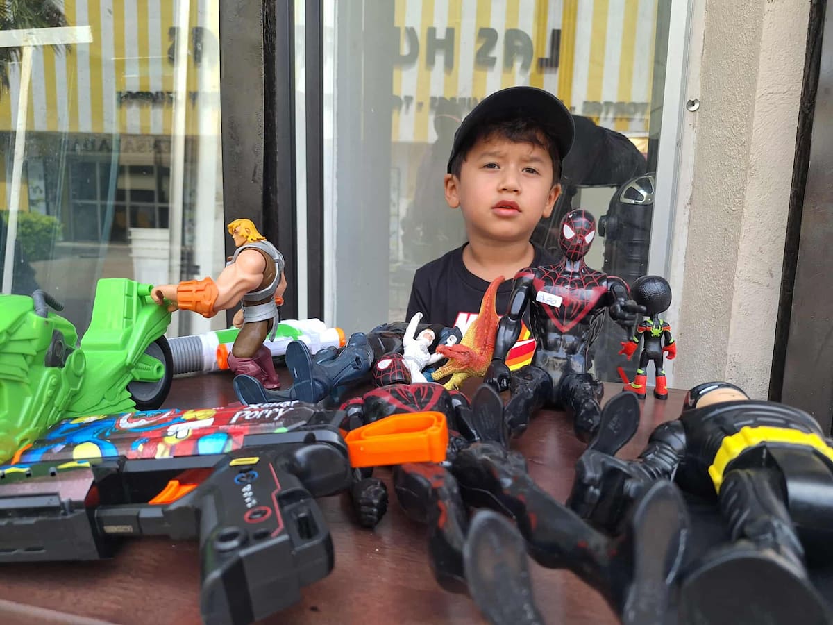Con solo 5 años, Ian emprende en Hermosillo para apoyar con útiles escolares