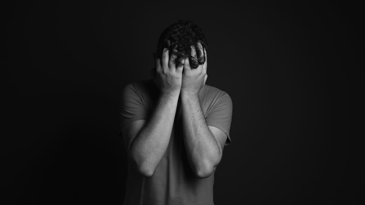 La soledad dejó de ser un fenómeno asociado únicamente al aislamiento físico. Hoy también nace en entornos llenos de interacciones, pero vacíos de conexión emocional.