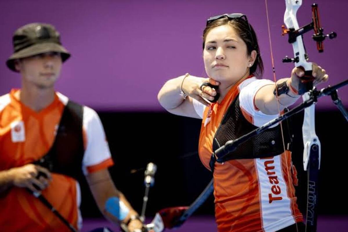 Gabriela Schloesse, tijuanense, ahora naturalizada holandesa gana medalla de plata en tiro con arco en la modalidad mixta.