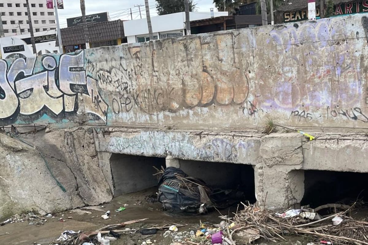 Basura persiste en el arroyo Huahuatay pese a lluvias en Rosarito