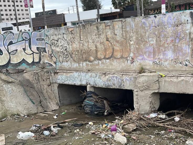Basura persiste en el arroyo Huahuatay pese a lluvias en Rosarito
