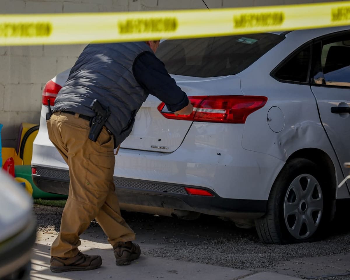 Dos vehículos estacionados en una casa del fraccionamiento Villa Residencial del Prado fueron atacados a balazos la madrugada de este martes. Más tarde se confirmó que el propietario del domicilio es empleado de la Sindicatura Municipal.(Foto: Javier Gallegos)