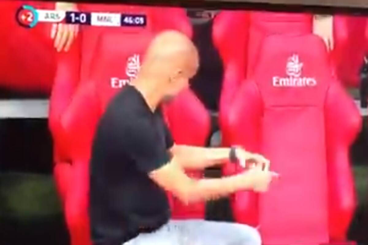 La imagen de Guardiola 'hablando solo' en la banca que se hace viral