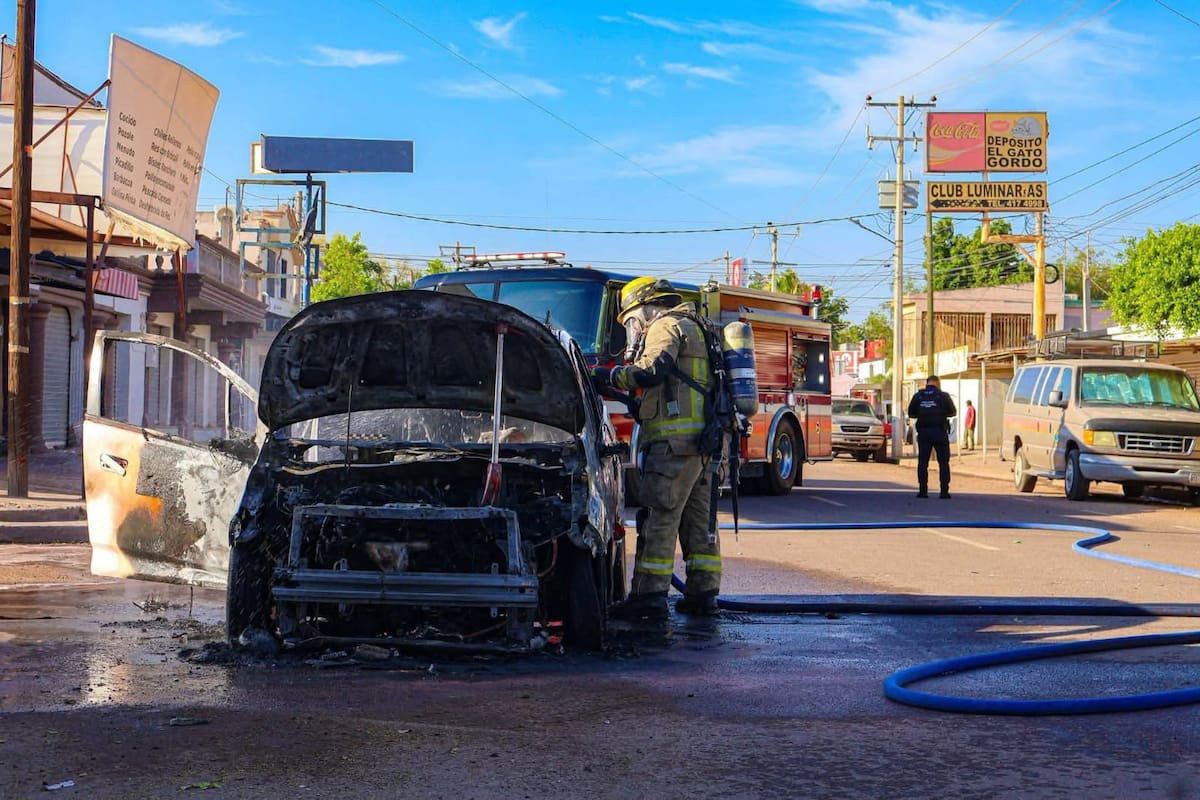 Incendio consume por completo un automóvil en Ciudad Obregón; no hubo lesionados