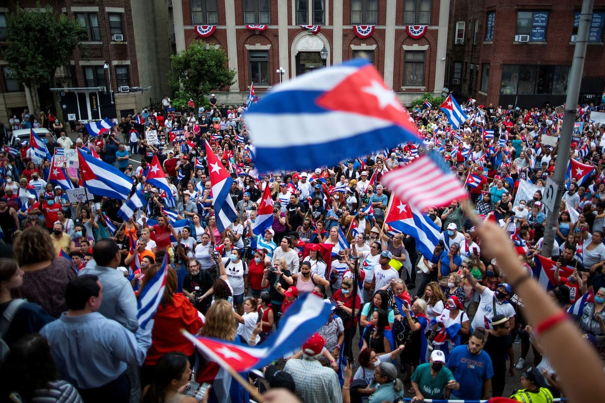 FOTO DE ARCHIVO-Miembros de la comunidad cubana de Estados Unidos marchan en apoyo a protestas en Cuba en North Bergen, Estados Unidos. 13 de julio de 2021. REUTERS/Eduardo Muñoz