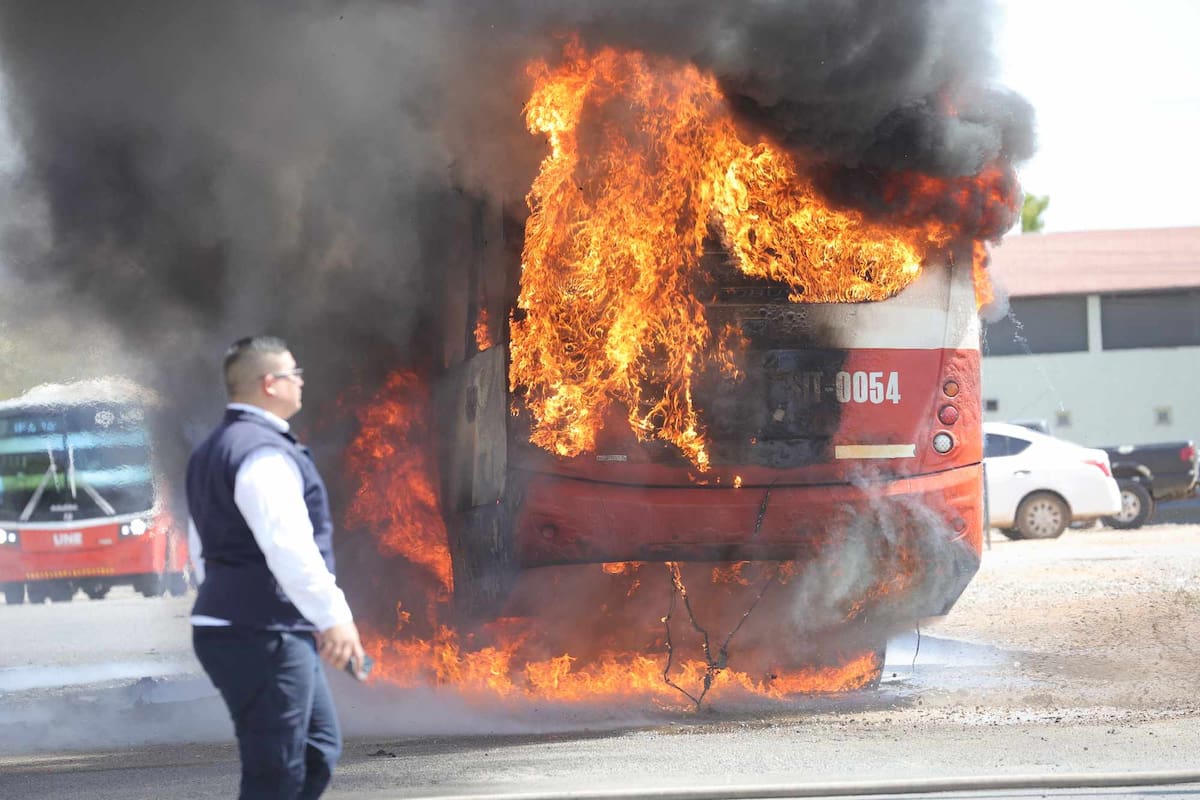 Se quema camión en bulevar Quiroga de Hermosillo; pasajeros logran salir evitando tragedia
