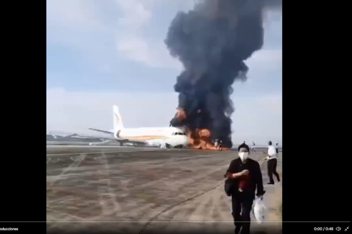 Video: En China, avión se sale de la pista y se incendia