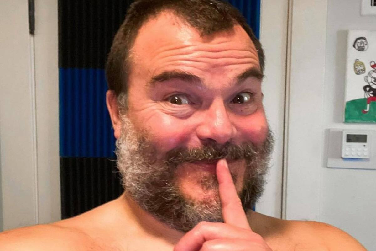 Jack Black conmociona al hacer el “WAP Challenge” de Cardi B