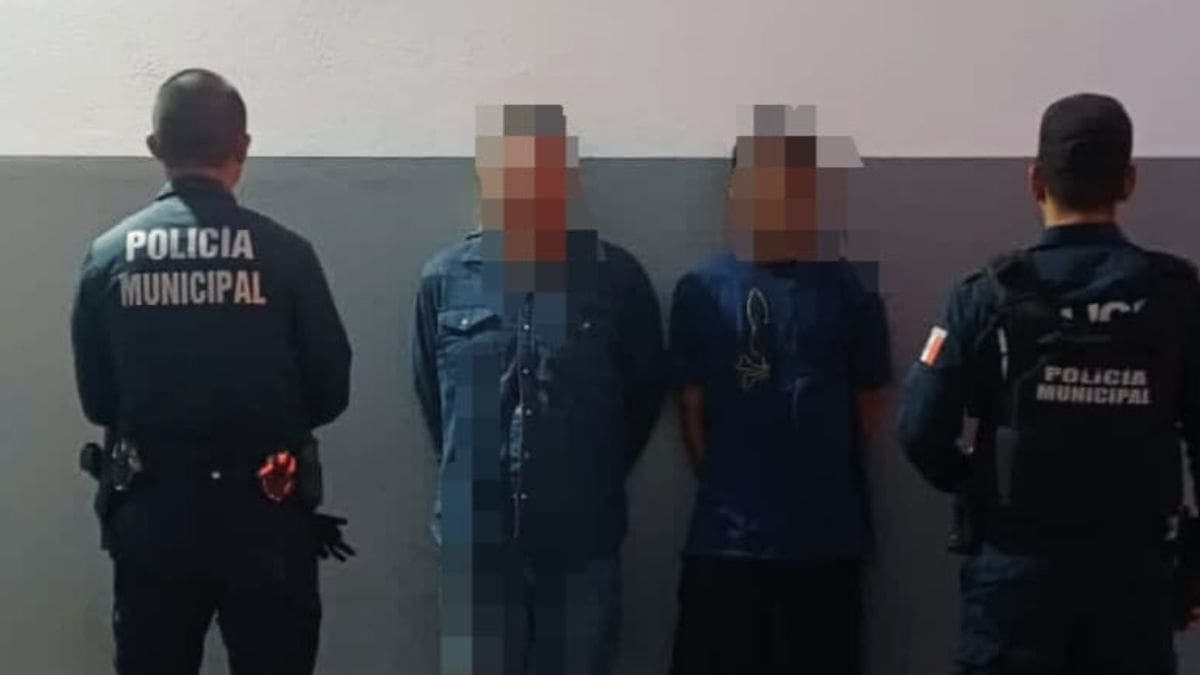 Detienen en Hermosillo a dos hombres con una pistola de uso exclusivo del Ejército y mariguana; uno tenía orden de aprehensión pendiente