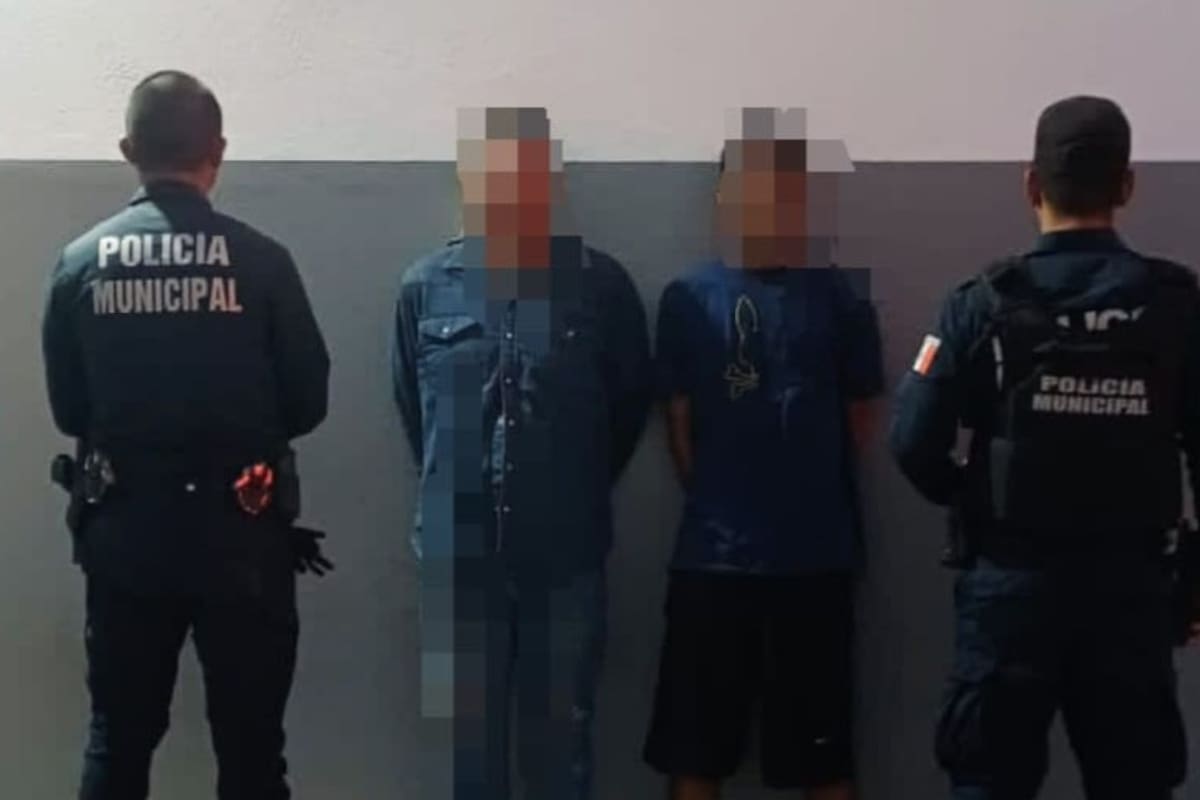 Detienen en Hermosillo a dos hombres con una pistola de uso exclusivo del Ejército y mariguana; uno tenía orden de aprehensión pendiente
