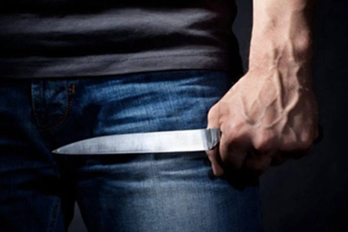Intenta agredir a su papá con un cuchillo