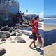 Preocupa presunta descarga de aguas negras en Playa Hermosa en plena temporada vacacional