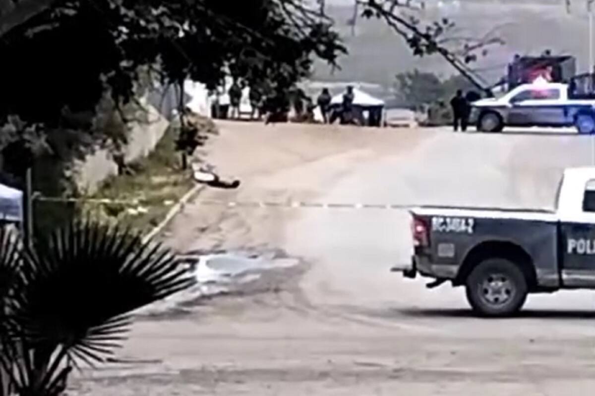 Abandonan cadáver envuelto en plástico y con mensaje