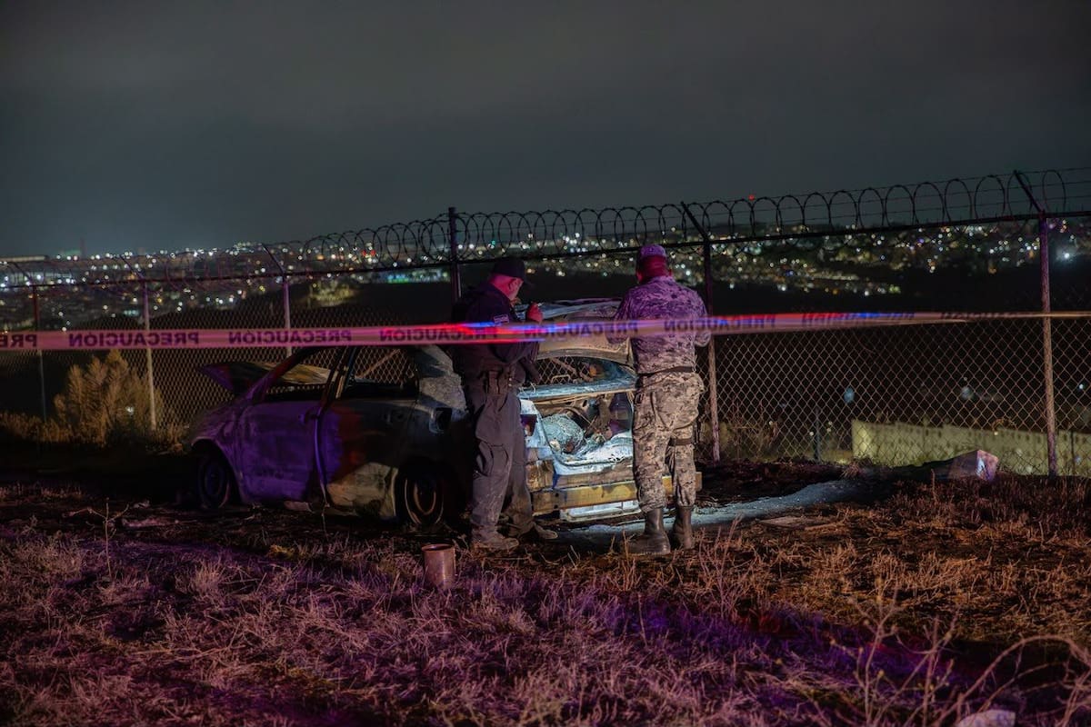 Los restos fueron localizados dentro de un Toyota Corolla incendiado en la colonia Lomas del Mar; la Fiscalía mantiene abierta la línea de investigación sobre dos jóvenes desaparecidos. Foto: Border Zoom/Cortesía