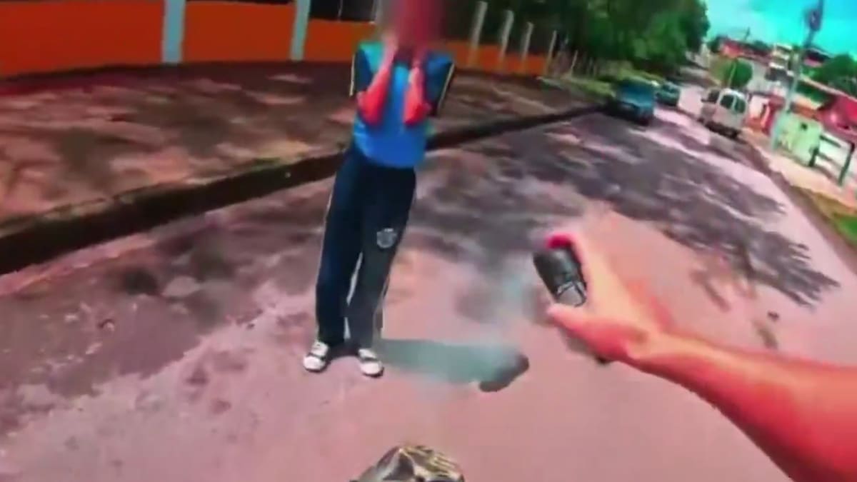 Motociclista rescata a niña de 12 años de un enjambre de abejas con un desodorante, esto fue lo que hizo