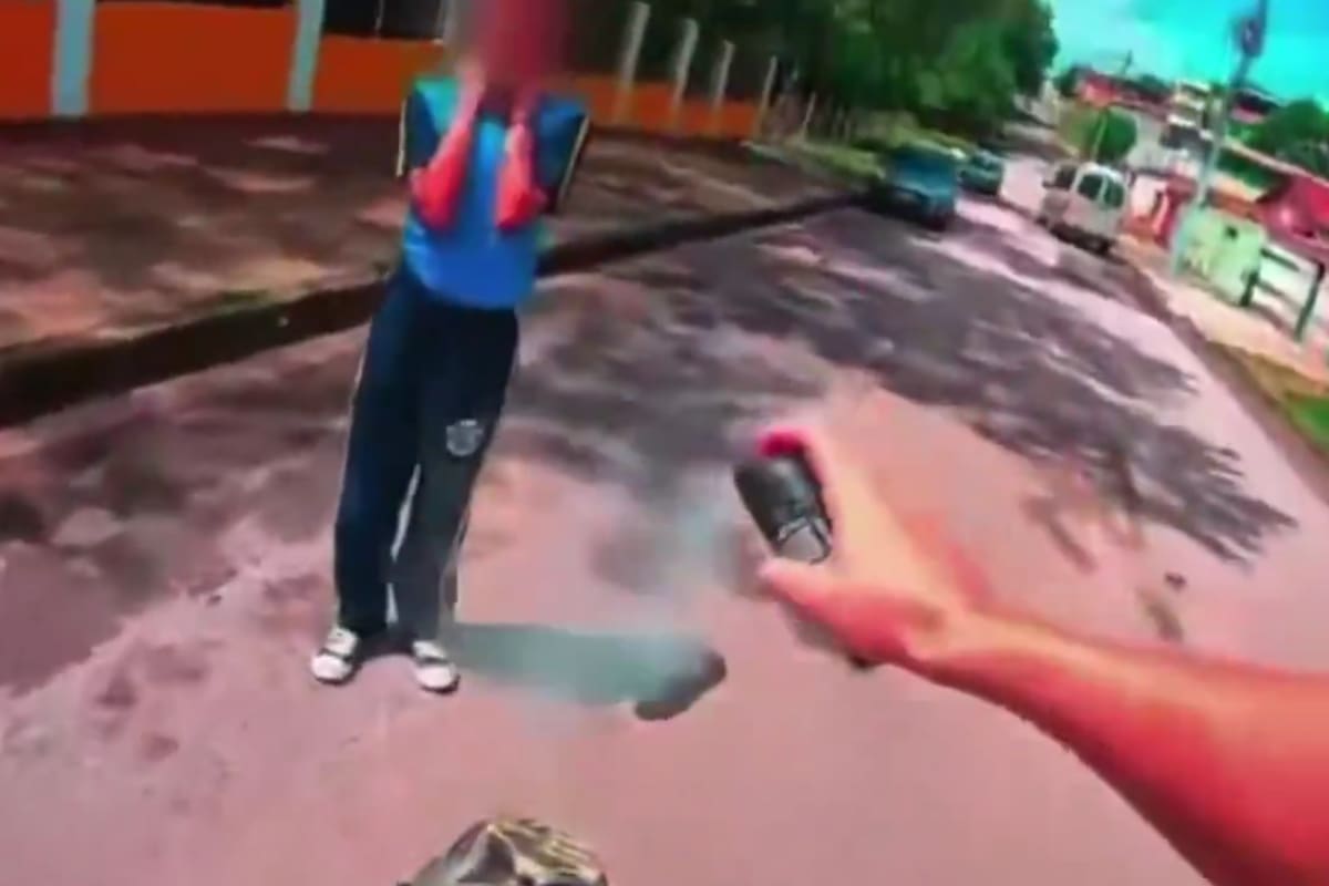Motociclista rescata a niña de 12 años de un enjambre de abejas con un desodorante, esto fue lo que hizo