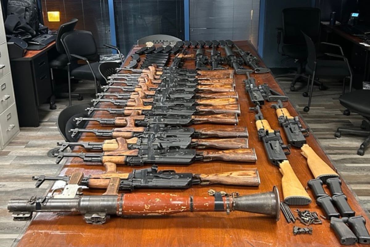 Mujer estadounidense intenta ingresar a Nogales un lanzacohetes, 20 fusiles y componentes de armas por garita Denis DeConcini