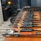 Mujer estadounidense intenta ingresar a Nogales un lanzacohetes, 20 fusiles y componentes de armas por garita Denis DeConcini