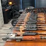 Mujer estadounidense intenta ingresar a Nogales un lanzacohetes, 20 fusiles y componentes de armas por garita Denis DeConcini