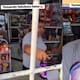 “Se lo empezó a tomar frente a ella, pero todo era una broma”: Hombre compra un limpiador Fabuloso en una tienda de abarrotes y asusta a la encargada