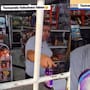 “Se lo empezó a tomar frente a ella, pero todo era una broma”: Hombre compra un limpiador Fabuloso en una tienda de abarrotes y asusta a la encargada