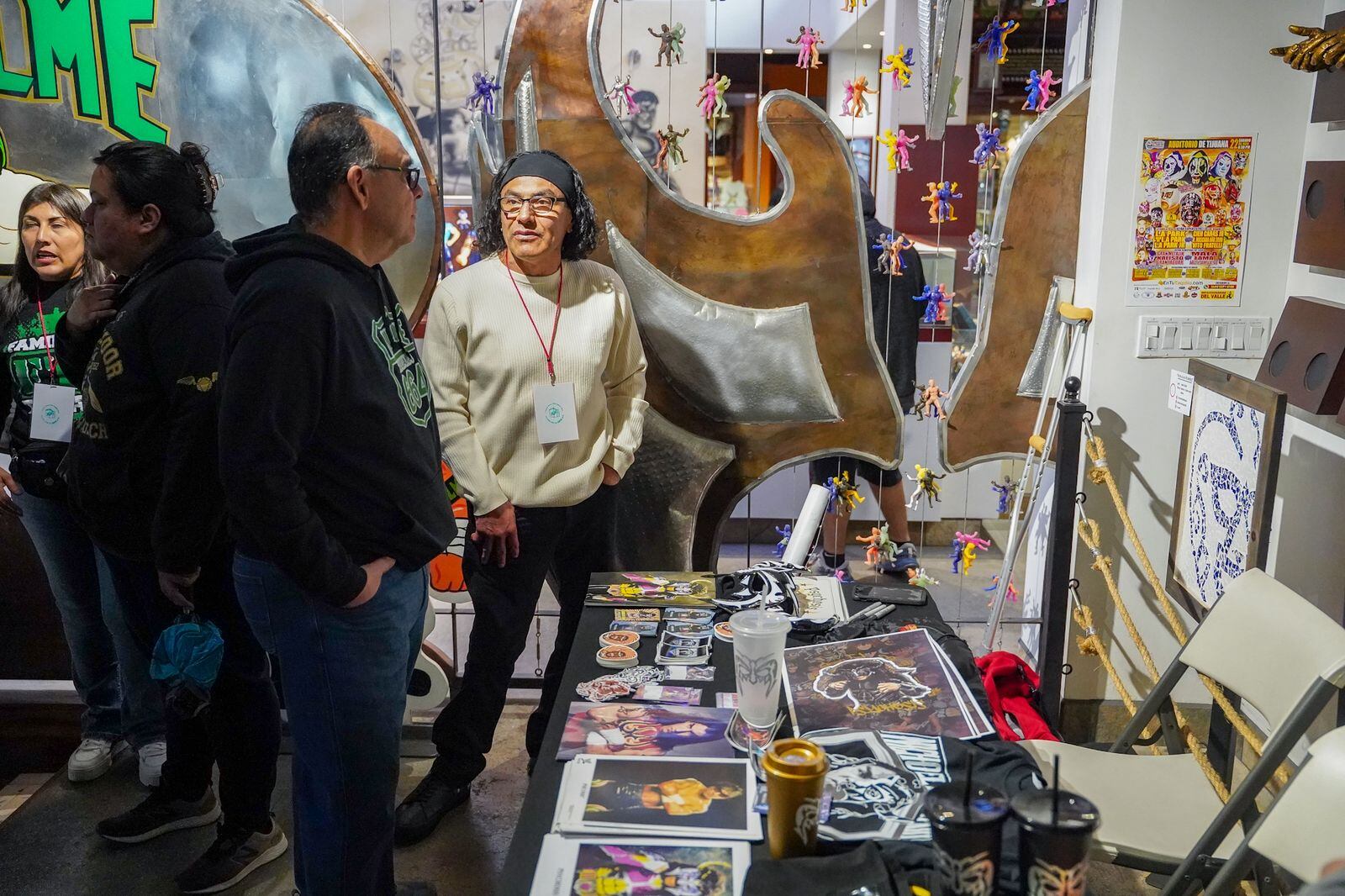El evento reunió a luchadores profesionales y artistas que exhibieron obras basadas en ídolos del ring. Foto: Border Zoom