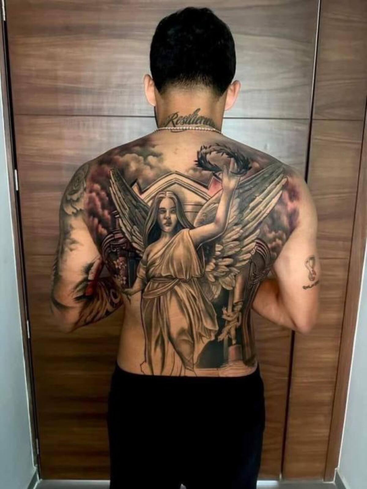 Alexis Vega compartió en sus redes sociales el imponente tatuaje en su espalda. (Foto: Alexis Vega)