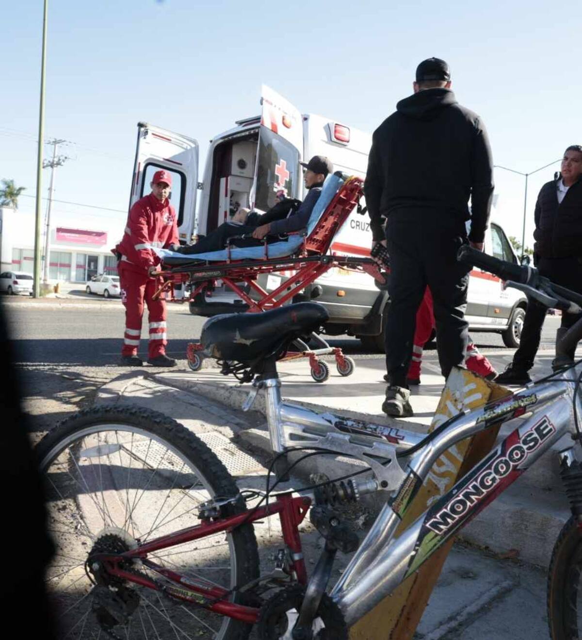 El ciclista quedó tendido en el suelo hasta la llegada de socorristas de la Cruz Roja. FOTO: TEODORO BORBÓN