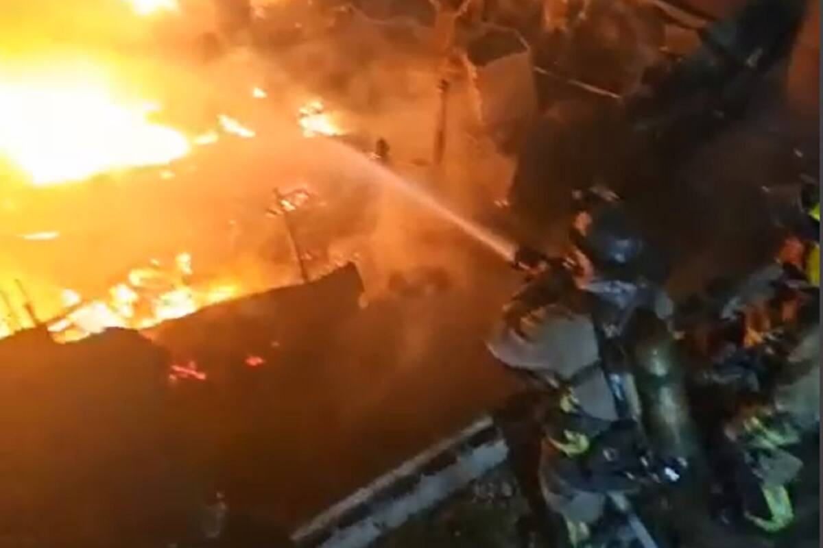 Bomberos sofocan incendio de tres viviendas en colonia Rincón Dorado