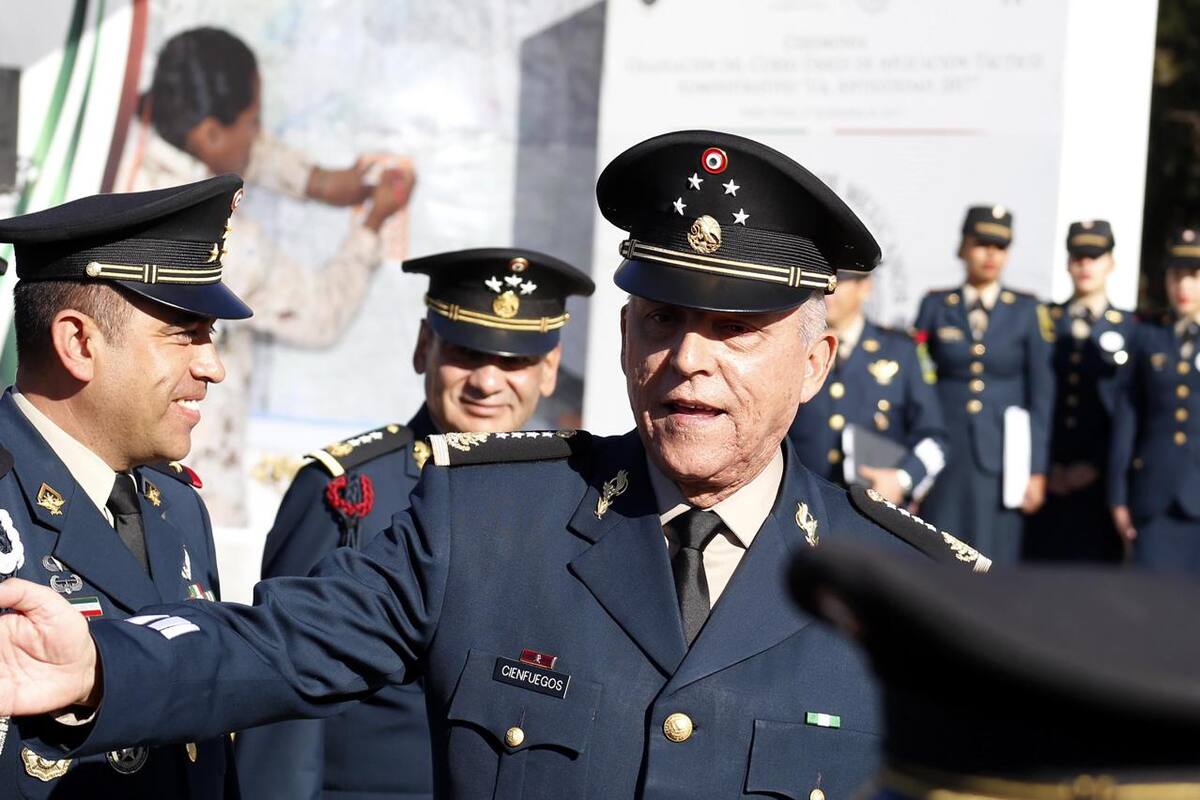 Cienfuegos otorgó 20 millones de pesos a morenista promotor de AMLO en último de Peña Nieto, aseguran