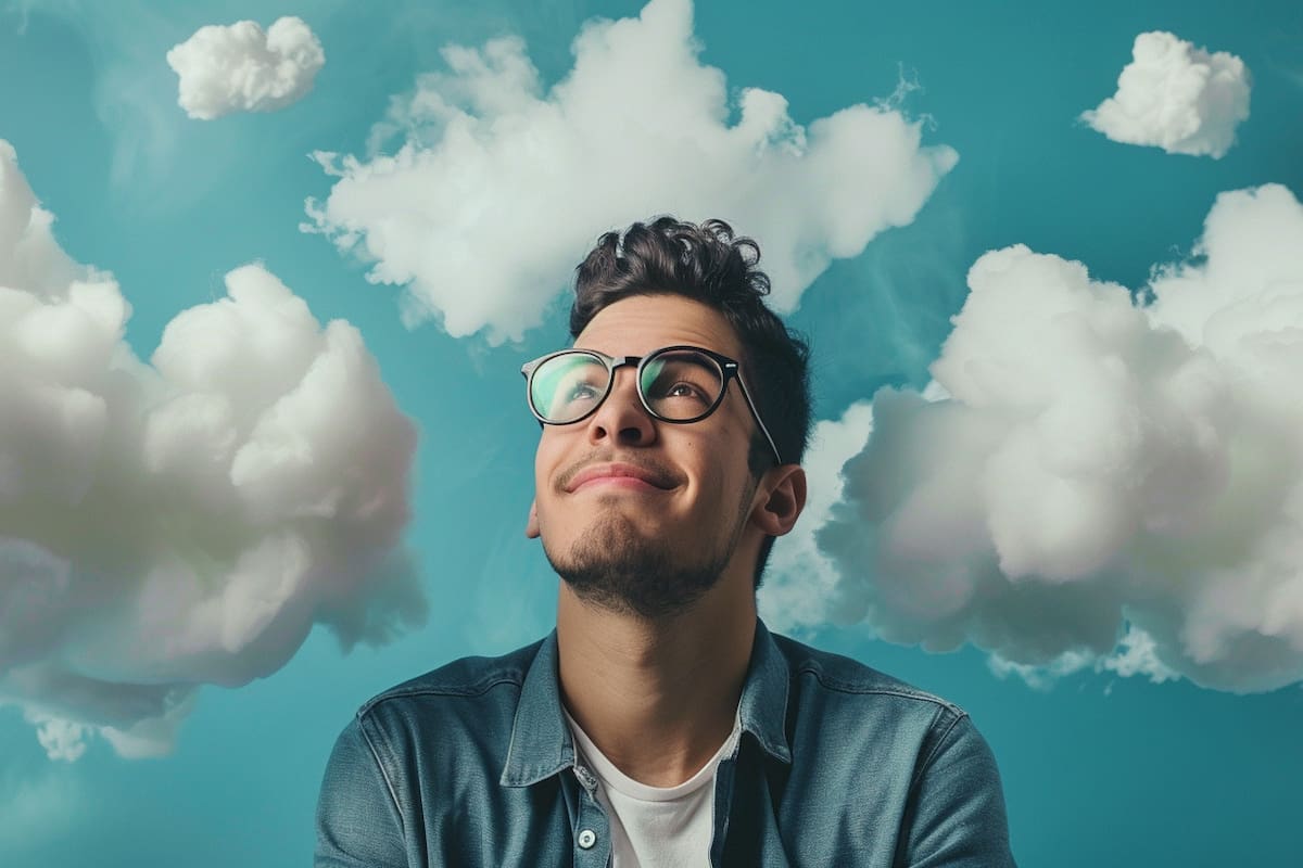 ¿Qué significa y cómo se originó la expresión ”estar en las nubes”?