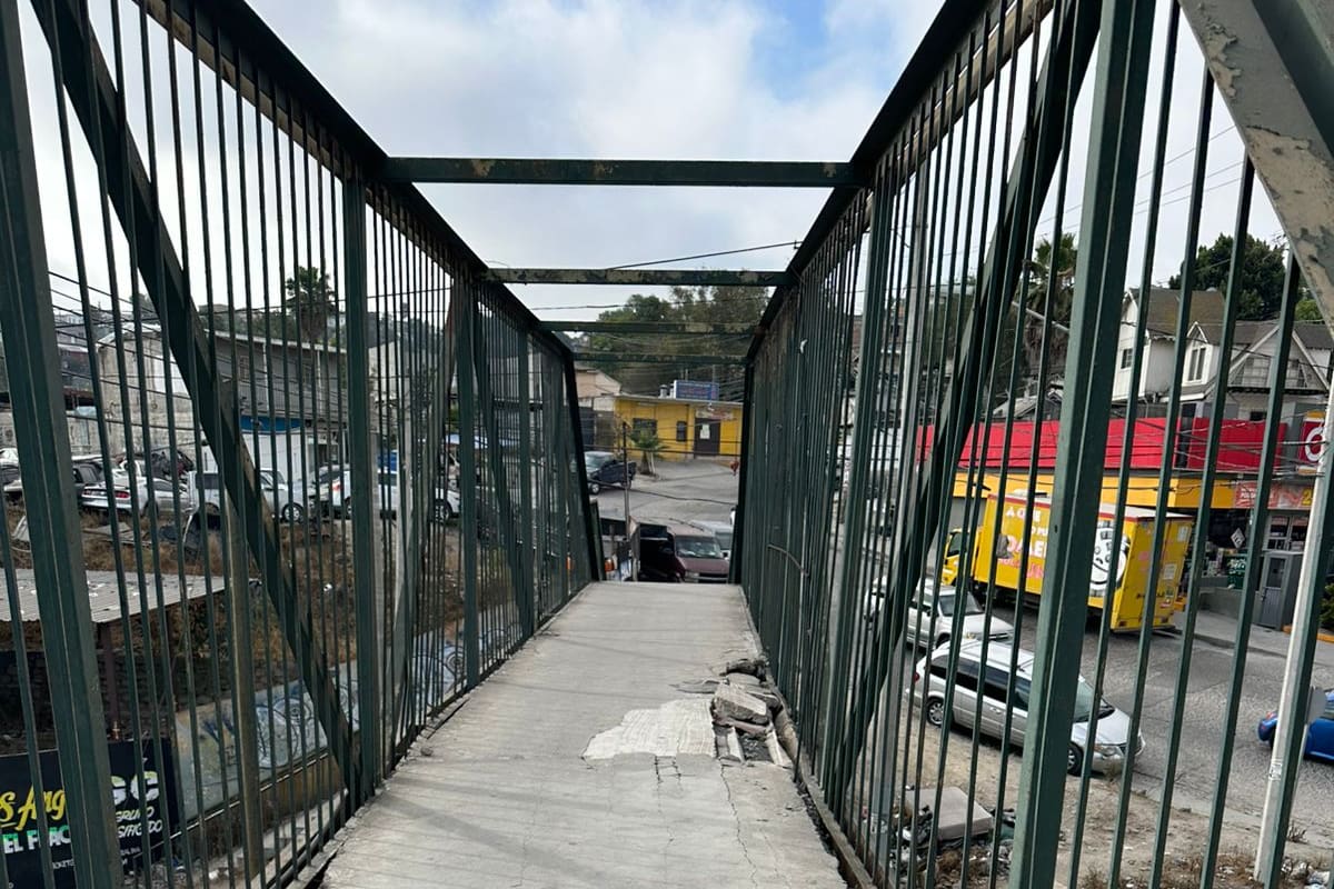 Temen que caiga puente peatonal cercano a la Comandancia Margarito Saldaña