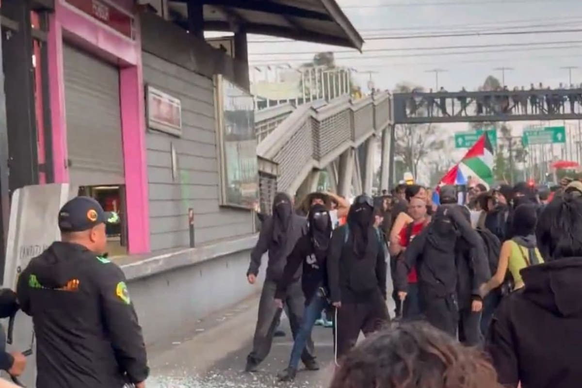 Dañan encapuchados instalaciones del metrobús durante marcha contra la gentrificación en CDMX