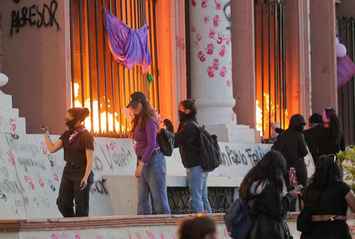 Marcha 8M en Hermosillo: Un grupo de feministas incendia las pancartas en las ventanas del Supremo Tribunal de Justicia del Estado. | Crédito: Eleazar Escobar