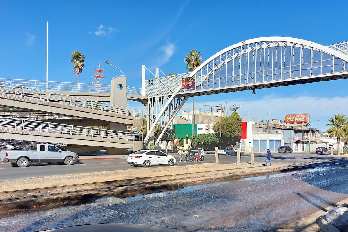 Ignoran nogalenses los puentes peatonales
