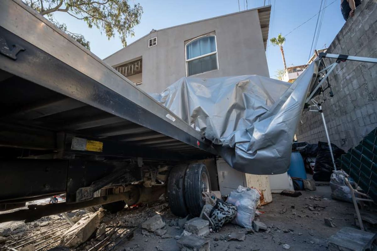 Una falla mecánica provocó que una grúa chocara contra una casa en Lomas Taurinas; no hubo personas graves. Foto: Border Zoom