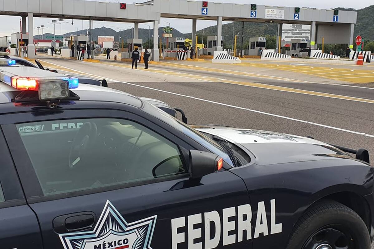 Policía Federal intenta retirar a manifestantes de caseta de cobro