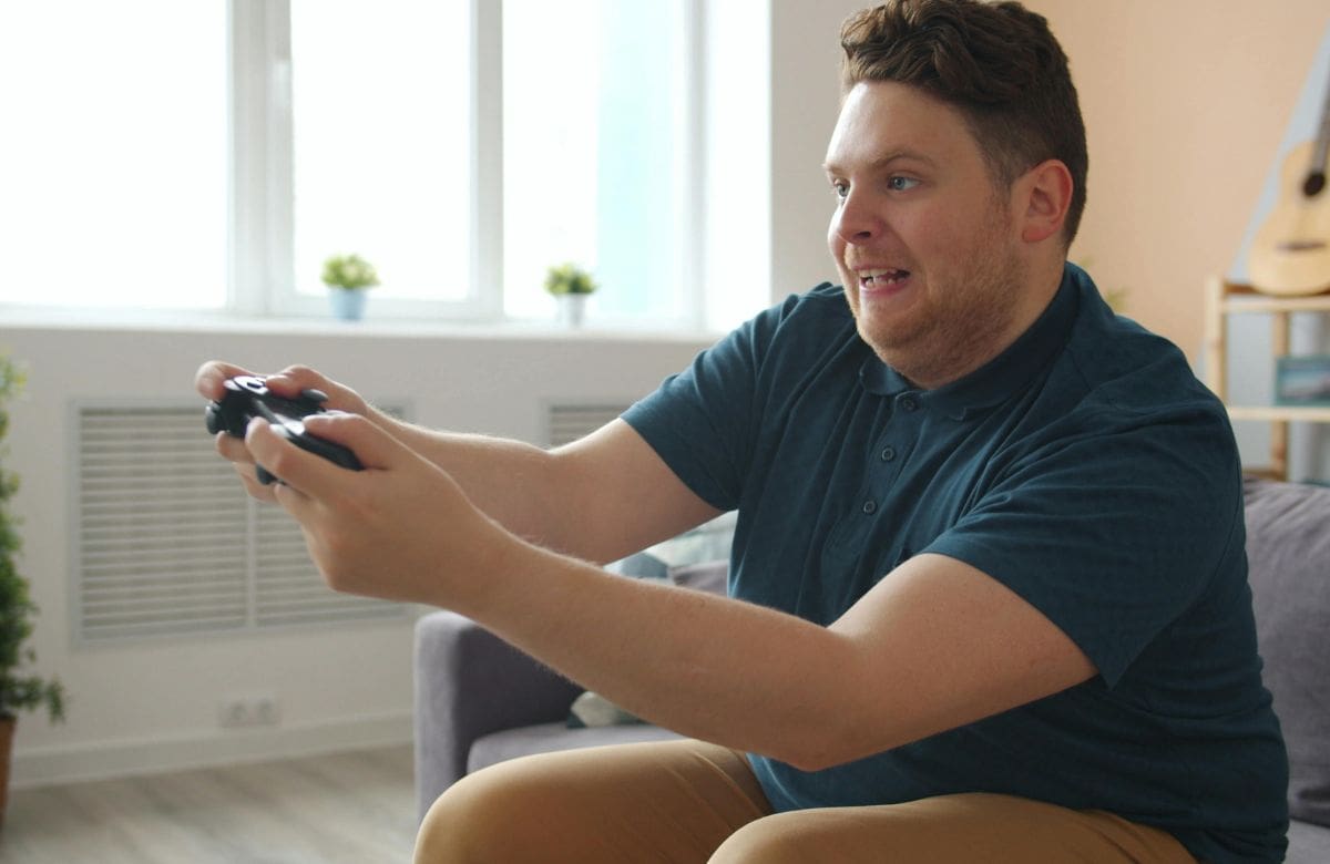 Estudio psicológico revela que adultos mayores de 30 años que juegan videojuegos no presentan mayor inmadurez | Foto: Especial (canva)