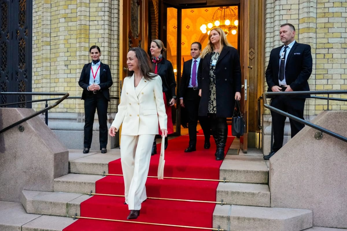 La ganadora del Premio Nobel de la Paz Maria Corina Machado (centro) visita el Storting en Oslo, Noruega, el jueves 11 de diciembre de 2025. | Crédito: Ole Berg-Rusten/NTB Scanpix, Pool Photo via AP