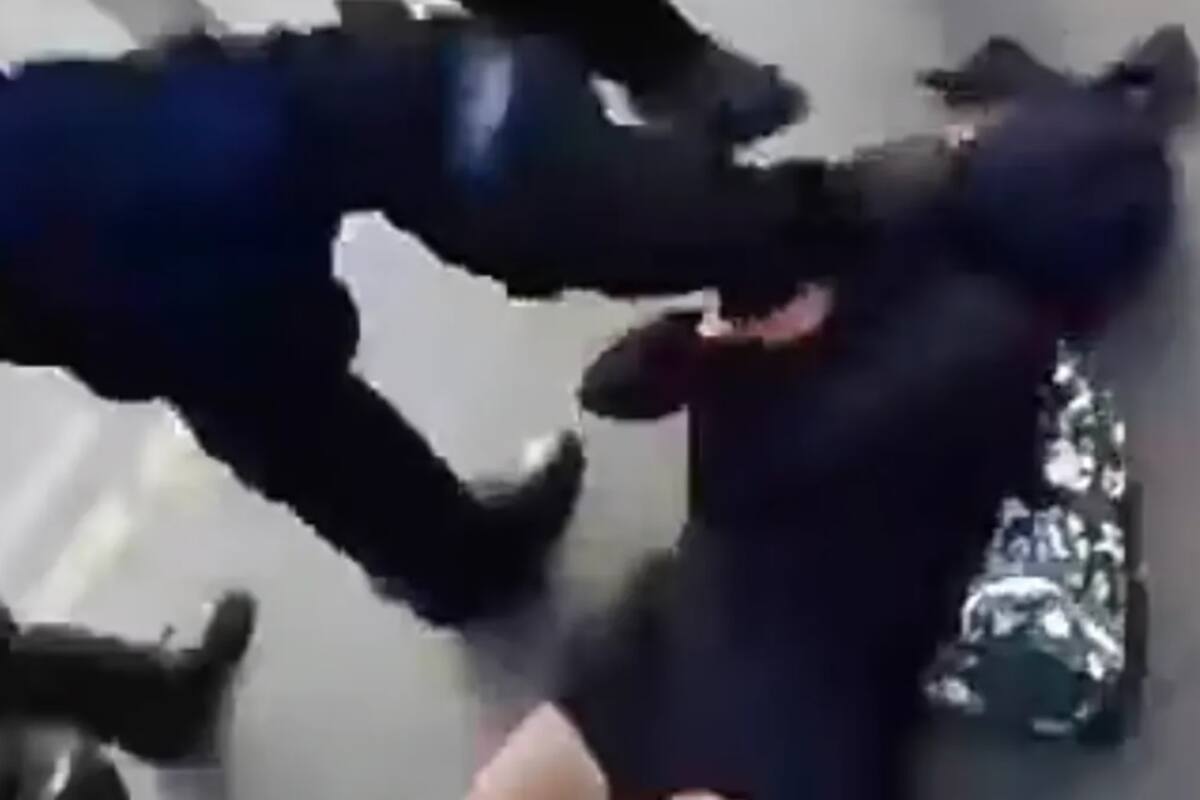 Menor agredida por policías durante protesta es dada de alta