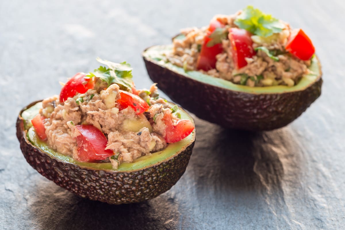 Aguacates rellenos de atún