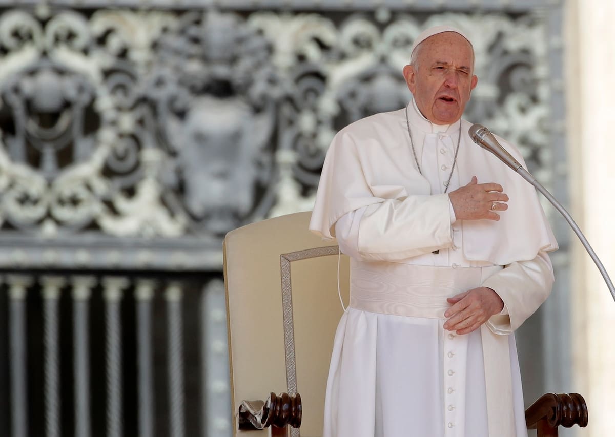 El papa Francisco hace la señal de la cruz durante su audiencia semanal en la Plaza de San Pedro, en el Vaticano, el miércoles 8 de mayo de 2019. (AP Foto/Alessandra Tarantino)
