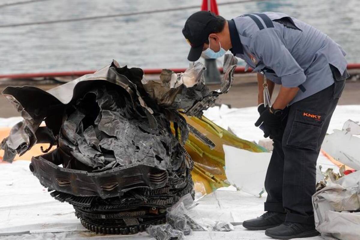 Encuentran una de las cajas negras del avión que cayó al mar con 62 personas en Indonesia