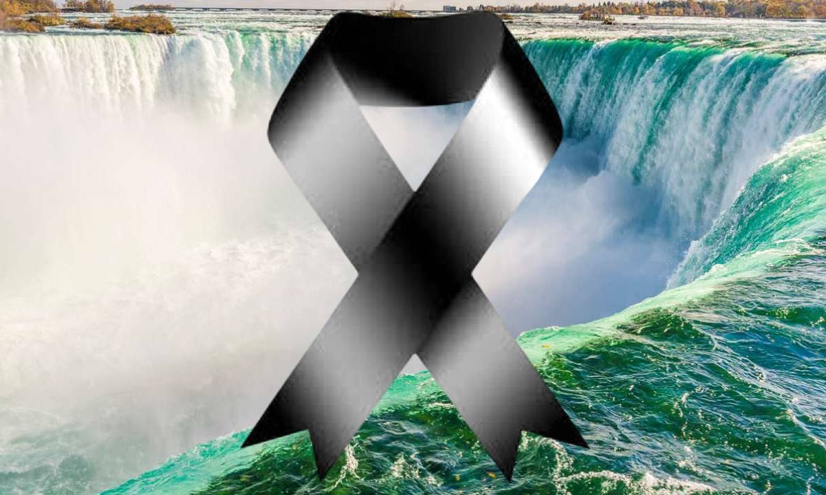 Según la Policía Estatal de Nueva York, la unidad volcó y se salió de la carretera en la Interestatal 90, lo que provocó que varios pasajeros fueran expulsados o resultaran gravemente lesionados.